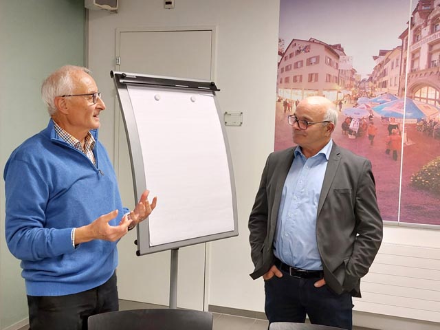 Angeregte Diskussionen an der Parteiversammlung: Stadtrat und Vizeammann Walter Jucker (links) und Grossrat Andy Steinacher. Foto: zVg