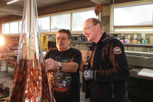 Roger Wanner (links im Bild) beherrscht die Kupfertreibetechnik wie kein Zweiter und gibt sein umfassendes Wissen an Kursen weiter. Foto: Sonja Fasler