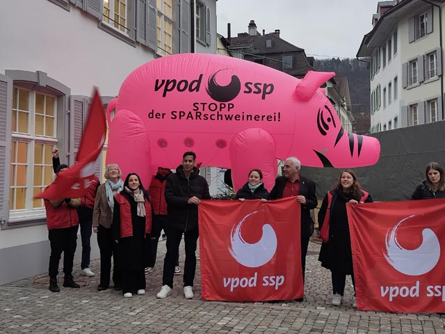 Protest: Ein überdimensionales Sparschwein symbolisiert den Unmut über die Abbaupolitik. Foto: zVg