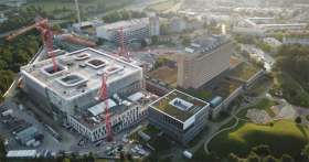 Blick auf den KSB-Gesundheitscampus mit der Baustelle des Neubaus. Nach dessen Inbetriebnahme wird das alte Spitalgebäude (rechts) zurückgebaut. Foto: zVg